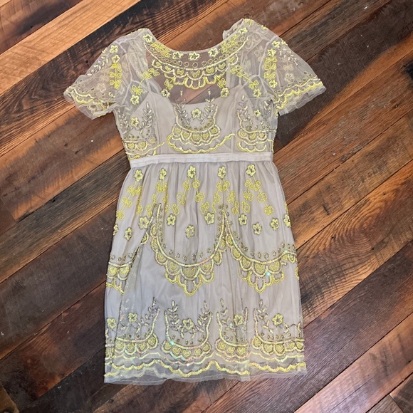 Needle & Thread Tiered Petal Embellished Tulle Dress in Beige Yellow Size 8 - Picture 2 of 15